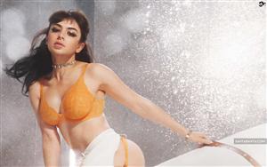 Charli XCX - bold and luscious British musician in a seductive look